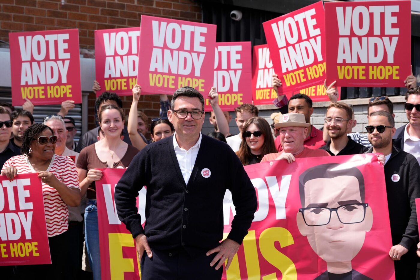 Andy Burnham hat die Nachwahl im Kreis Makerfield gewonnen.