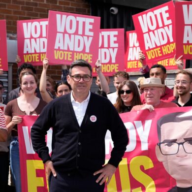 Andy Burnham hat die Nachwahl im Kreis Makerfield gewonnen.