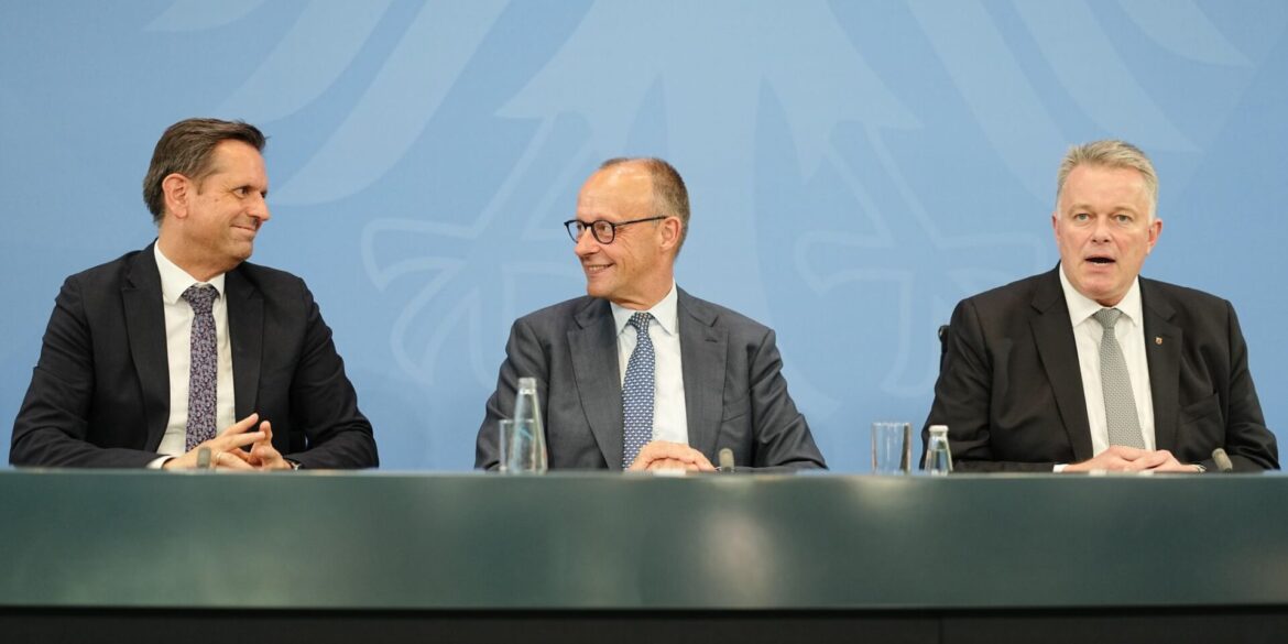 Kanzler Friedrich Merz und die Regierungschefs von Niedersachsen, Olaf Lies (l.), und Rheinland-Pfalz, Gordon Schnieder (r.), stellten die Ergebnisse vor.