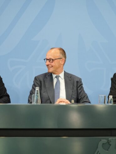 Kanzler Friedrich Merz und die Regierungschefs von Niedersachsen, Olaf Lies (l.), und Rheinland-Pfalz, Gordon Schnieder (r.), stellten die Ergebnisse vor.