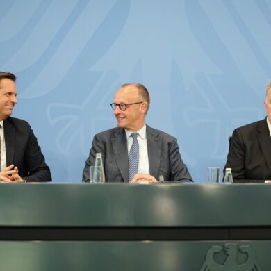 Kanzler Friedrich Merz und die Regierungschefs von Niedersachsen, Olaf Lies (l.), und Rheinland-Pfalz, Gordon Schnieder (r.), stellten die Ergebnisse vor.