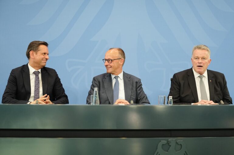 Kanzler Friedrich Merz und die Regierungschefs von Niedersachsen, Olaf Lies (l.), und Rheinland-Pfalz, Gordon Schnieder (r.), stellten die Ergebnisse vor.