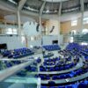 Die Fraktionen von Union und SPD wollen im Bundestag mit einer einmaligen Nullrunde bei den Bezügen der Abgeordneten ein Sparsignal in finanziell schwierigen Zeiten senden. (Archivbild)