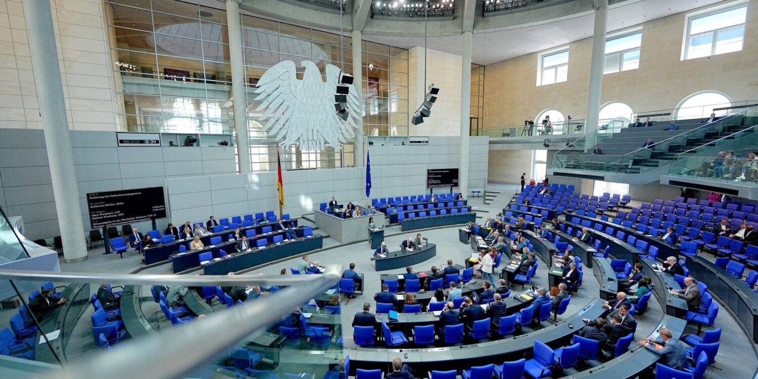 Die Fraktionen von Union und SPD wollen im Bundestag mit einer einmaligen Nullrunde bei den Bezügen der Abgeordneten ein Sparsignal in finanziell schwierigen Zeiten senden. (Archivbild)