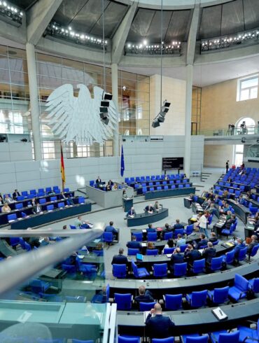Die Fraktionen von Union und SPD wollen im Bundestag mit einer einmaligen Nullrunde bei den Bezügen der Abgeordneten ein Sparsignal in finanziell schwierigen Zeiten senden. (Archivbild)