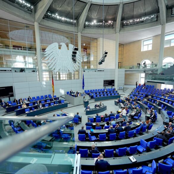 Die Fraktionen von Union und SPD wollen im Bundestag mit einer einmaligen Nullrunde bei den Bezügen der Abgeordneten ein Sparsignal in finanziell schwierigen Zeiten senden. (Archivbild)