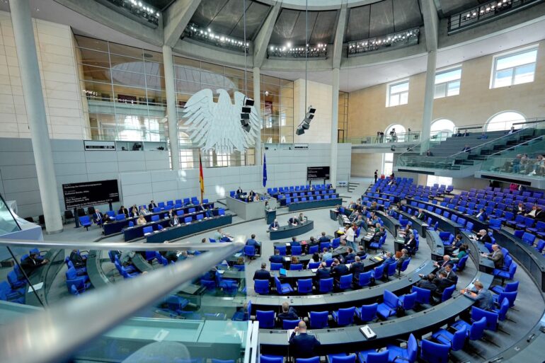 Die Fraktionen von Union und SPD wollen im Bundestag mit einer einmaligen Nullrunde bei den Bezügen der Abgeordneten ein Sparsignal in finanziell schwierigen Zeiten senden. (Archivbild)