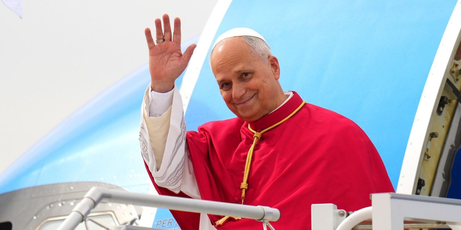 Papst Leo XIV. grüßt bei seiner Ankunft in Spanien.
