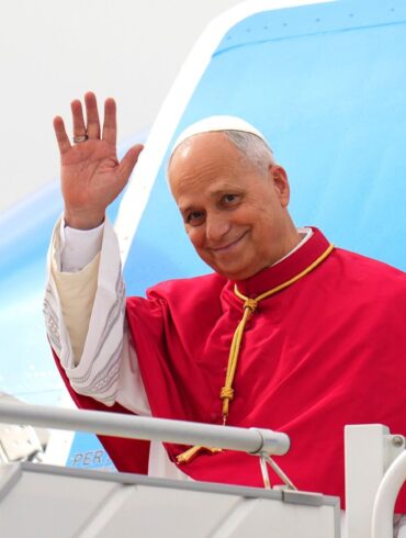 Papst Leo XIV. grüßt bei seiner Ankunft in Spanien.