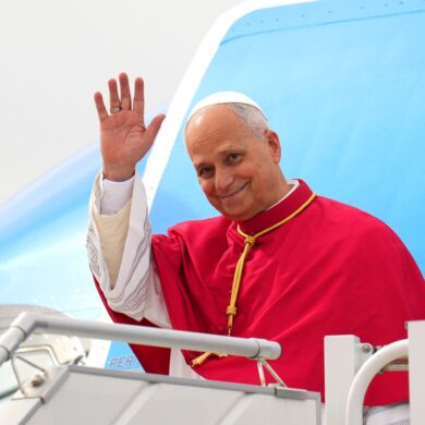 Papst Leo XIV. grüßt bei seiner Ankunft in Spanien.