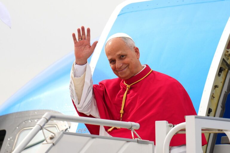 Papst Leo XIV. grüßt bei seiner Ankunft in Spanien.