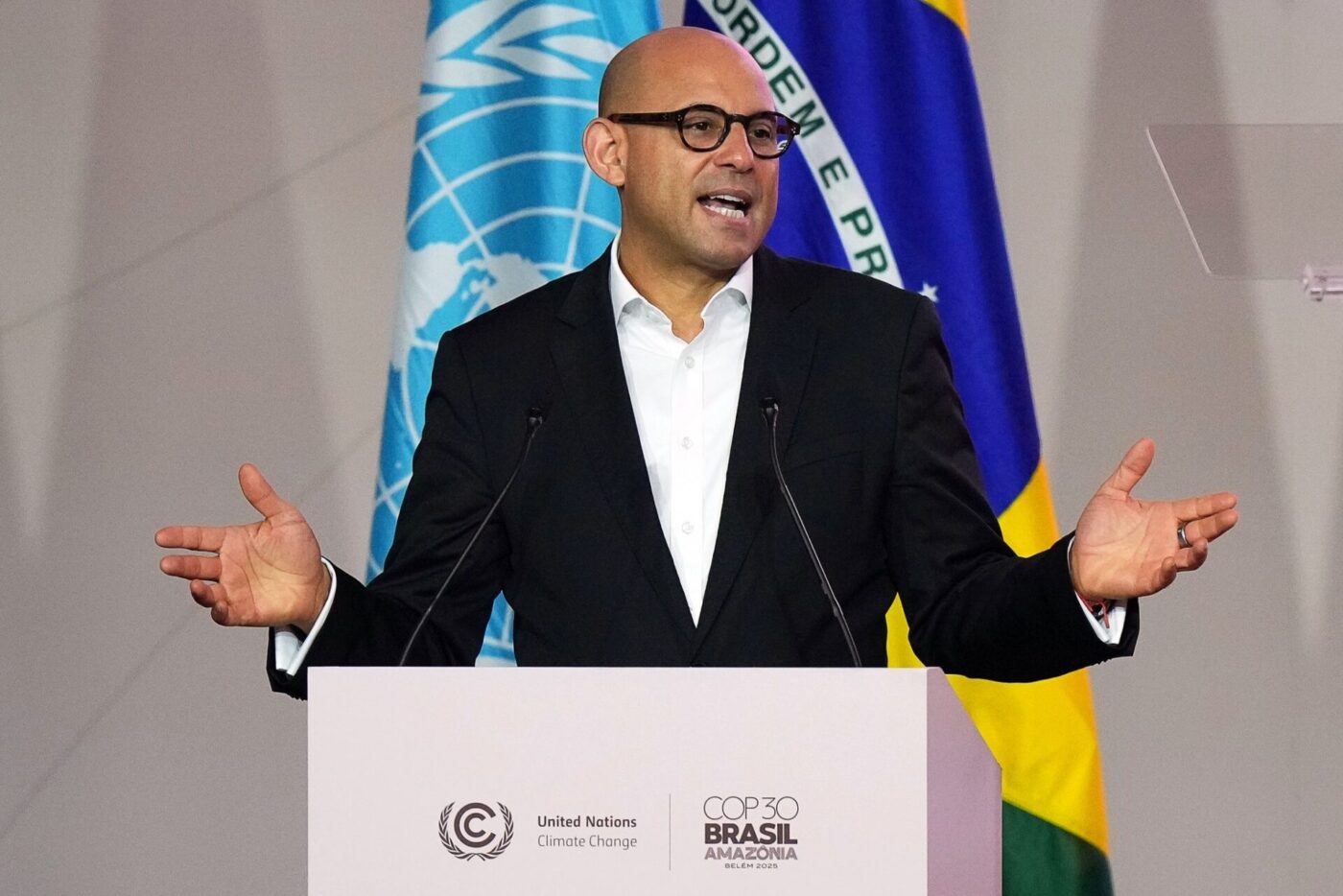 UN-Klimachef Simon Stiell sieht die Welt im Würgegriff fossiler Brennstoffe (Archivbild).