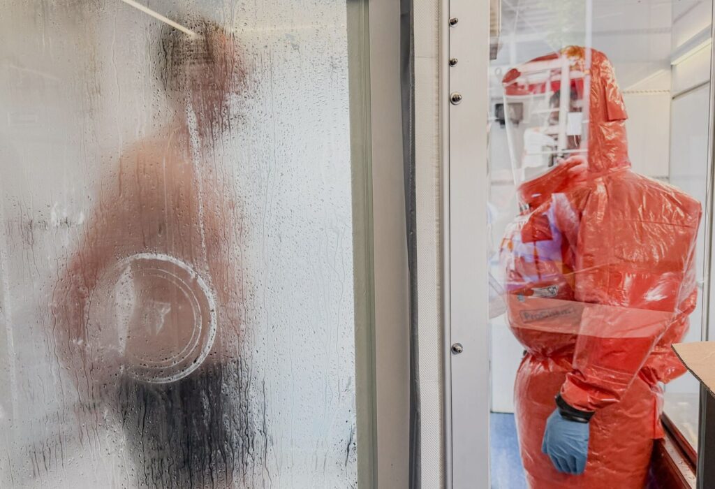 Bevölkerungsschutzübung resConEx ’26 in Köln: Statist bei CBRN-Übung dekontaminiert