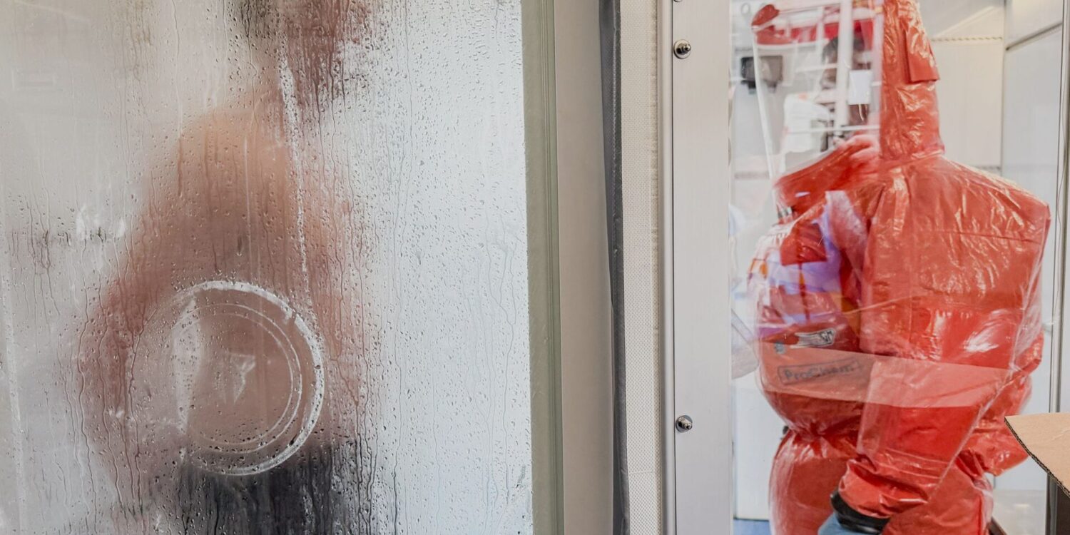Bevölkerungsschutzübung resConEx ’26 in Köln: Statist bei CBRN-Übung dekontaminiert
