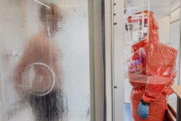 Bevölkerungsschutzübung resConEx ’26 in Köln: Statist bei CBRN-Übung dekontaminiert