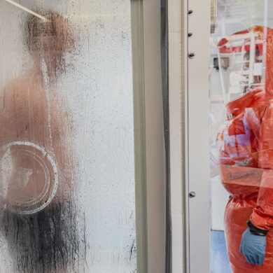 Bevölkerungsschutzübung resConEx ’26 in Köln: Statist bei CBRN-Übung dekontaminiert