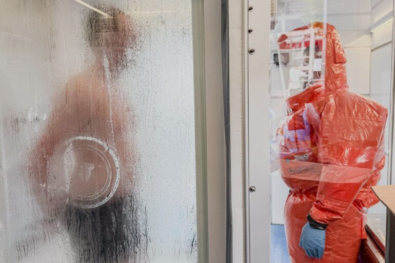 Bevölkerungsschutzübung resConEx ’26 in Köln: Statist bei CBRN-Übung dekontaminiert