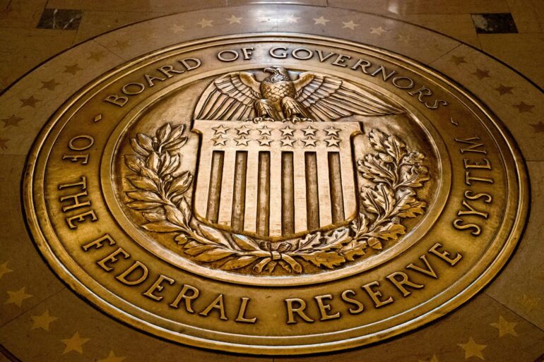 Die US-Notenbank hält den Leitzins stabil. (Archivbild)