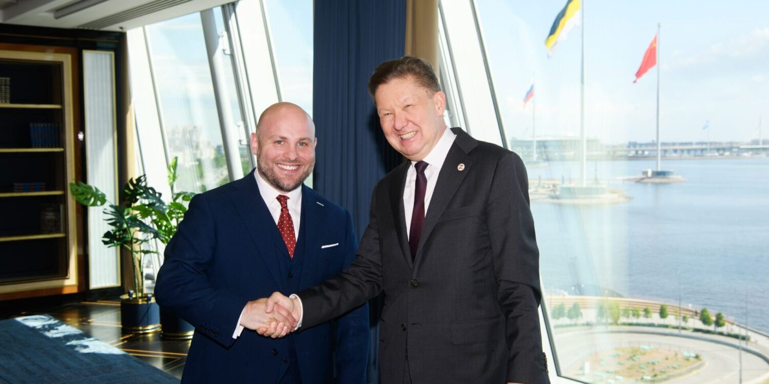 AfD-Politiker Markus Frohnmaier: Handshake mit Putins Vertrautem und Gazprom-Chef Alexej Miller beim Wirtschaftsforum in St. Petersburg.