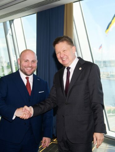 AfD-Politiker Markus Frohnmaier: Handshake mit Putins Vertrautem und Gazprom-Chef Alexej Miller beim Wirtschaftsforum in St. Petersburg.