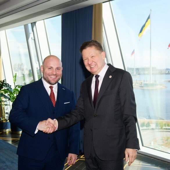 AfD-Politiker Markus Frohnmaier: Handshake mit Putins Vertrautem und Gazprom-Chef Alexej Miller beim Wirtschaftsforum in St. Petersburg.