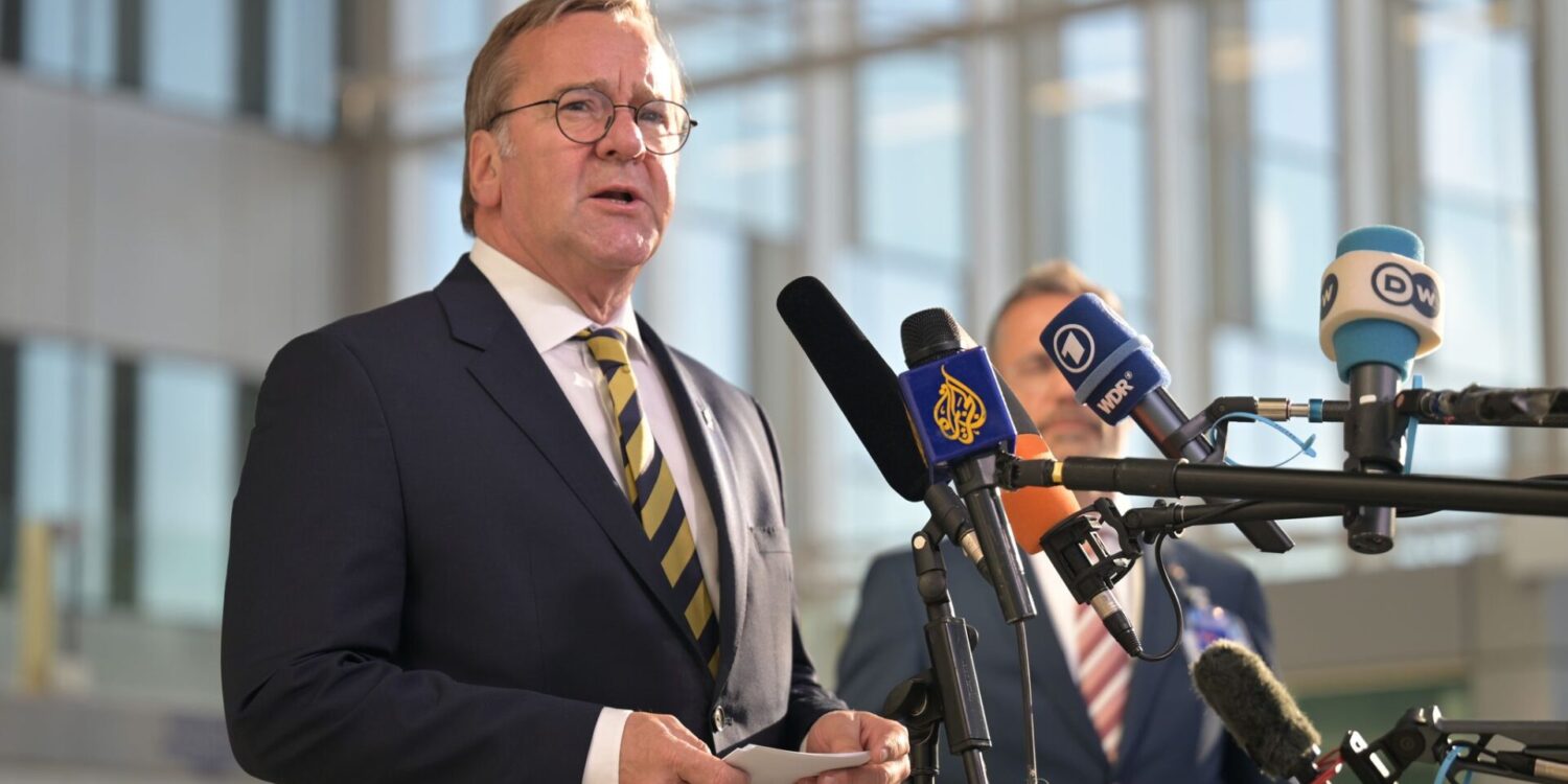 Die Marine verlegt derzeit zwei Schiffe in Richtung der Straße von Hormus - das gab Verteidigungsminister Pistorius bei einem Treffen mit seinen Nato-Kollegen in Brüssel bekannt.