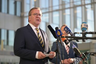 Die Marine verlegt derzeit zwei Schiffe in Richtung der Straße von Hormus - das gab Verteidigungsminister Pistorius bei einem Treffen mit seinen Nato-Kollegen in Brüssel bekannt.