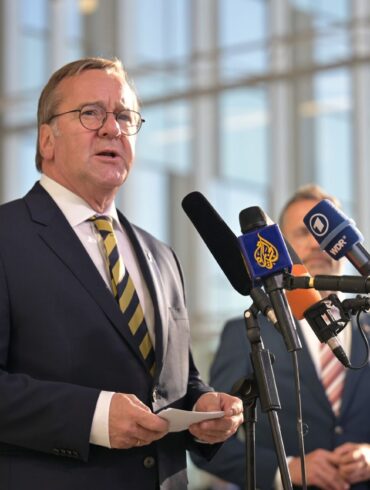 Die Marine verlegt derzeit zwei Schiffe in Richtung der Straße von Hormus - das gab Verteidigungsminister Pistorius bei einem Treffen mit seinen Nato-Kollegen in Brüssel bekannt.