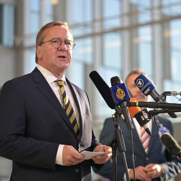 Die Marine verlegt derzeit zwei Schiffe in Richtung der Straße von Hormus - das gab Verteidigungsminister Pistorius bei einem Treffen mit seinen Nato-Kollegen in Brüssel bekannt.
