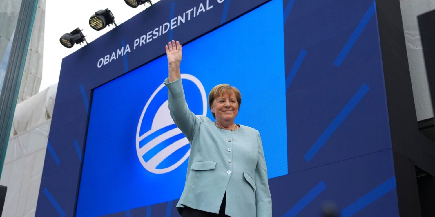 Ex-Bundeskanzlerin Merkel ist überraschend bei der Einweihung des Obama-Centers.
