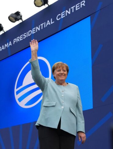 Ex-Bundeskanzlerin Merkel ist überraschend bei der Einweihung des Obama-Centers.