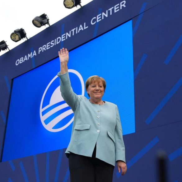 Ex-Bundeskanzlerin Merkel ist überraschend bei der Einweihung des Obama-Centers.
