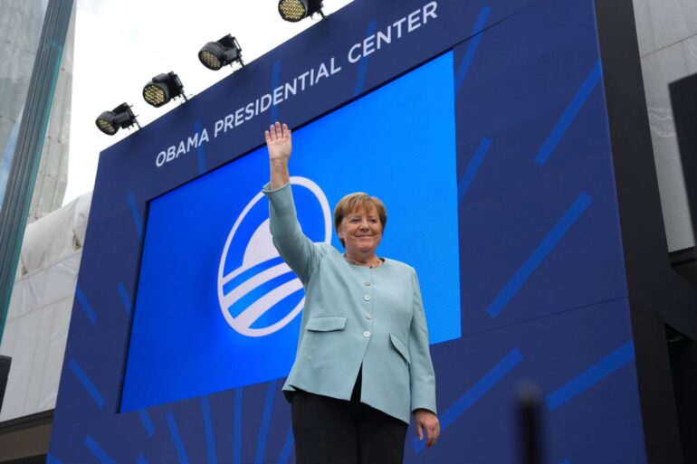 Ex-Bundeskanzlerin Merkel ist überraschend bei der Einweihung des Obama-Centers.