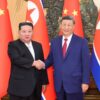 Der nordkoreanische Machthaber Kim Jong Un (l) trifft den chinesischen Präsidenten Xi Jinping in der Großen Halle des Volkes. (Archivfoto)