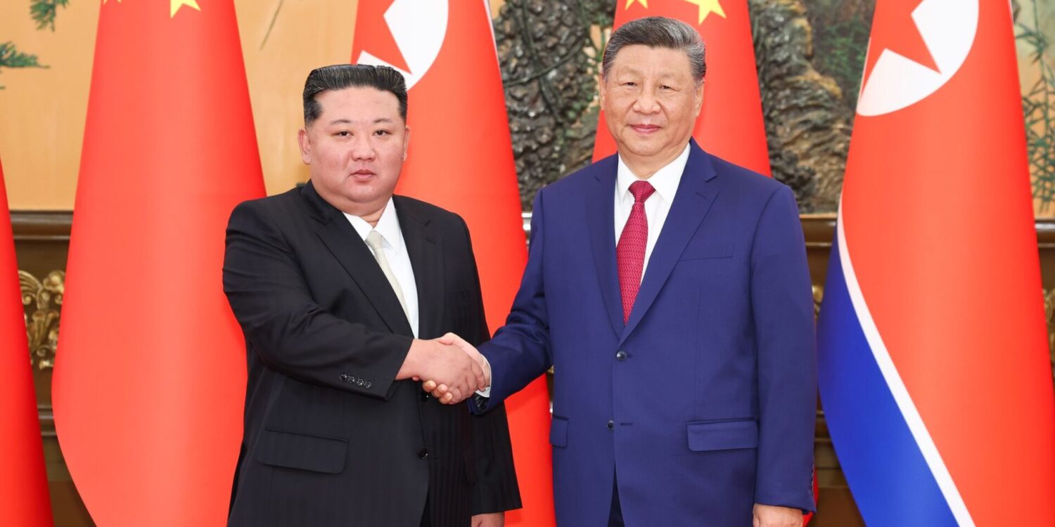 Der nordkoreanische Machthaber Kim Jong Un (l) trifft den chinesischen Präsidenten Xi Jinping in der Großen Halle des Volkes. (Archivfoto)