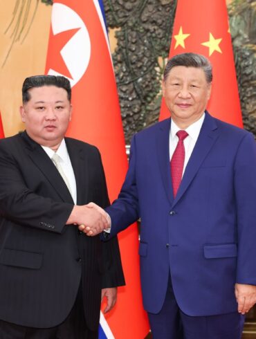 Der nordkoreanische Machthaber Kim Jong Un (l) trifft den chinesischen Präsidenten Xi Jinping in der Großen Halle des Volkes. (Archivfoto)