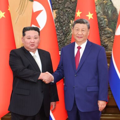 Der nordkoreanische Machthaber Kim Jong Un (l) trifft den chinesischen Präsidenten Xi Jinping in der Großen Halle des Volkes. (Archivfoto)