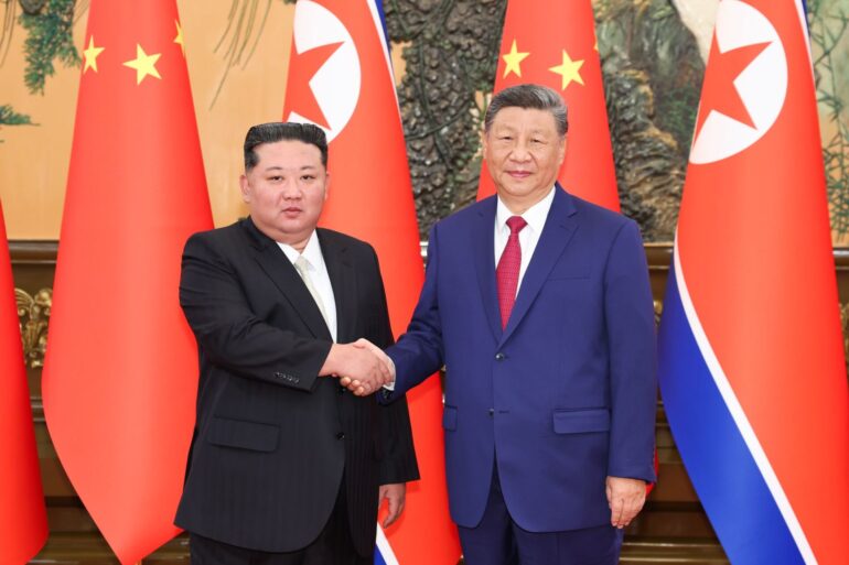 Der nordkoreanische Machthaber Kim Jong Un (l) trifft den chinesischen Präsidenten Xi Jinping in der Großen Halle des Volkes. (Archivfoto)