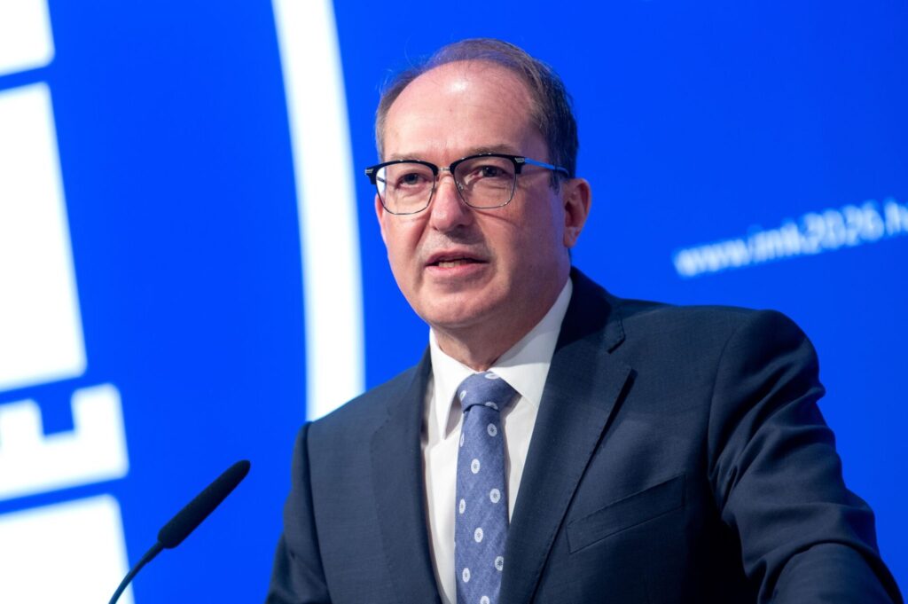 Bundesinnenminister Alexander Dobrindt (CSU) will deutlich mehr Abschiebungen nach Afghanistan. (Archivbild)