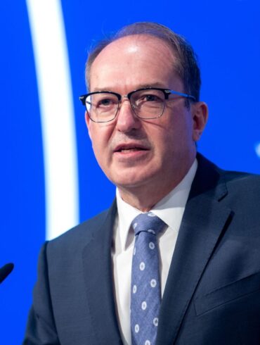 Bundesinnenminister Alexander Dobrindt (CSU) will deutlich mehr Abschiebungen nach Afghanistan. (Archivbild)
