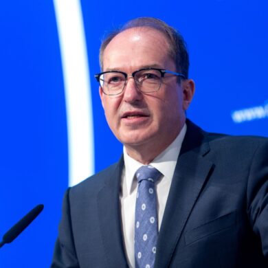 Bundesinnenminister Alexander Dobrindt (CSU) will deutlich mehr Abschiebungen nach Afghanistan. (Archivbild)