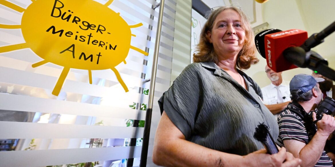 Es ist der zweite Wahlsieg der KPÖ in Folge in Graz. 2021 hatte Elke Kahr überraschend die ÖVP aus dem Bürgermeister-Amt verdrängt.