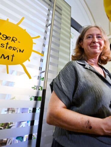 Es ist der zweite Wahlsieg der KPÖ in Folge in Graz. 2021 hatte Elke Kahr überraschend die ÖVP aus dem Bürgermeister-Amt verdrängt.