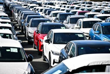 Deutschland exportiert viele Autos in die USA - aber laut Statistischem Bundesamt seit dem Inkrafttreten der höheren Einfuhrzölle mit einem geringeren Wert. (Symbolbild)