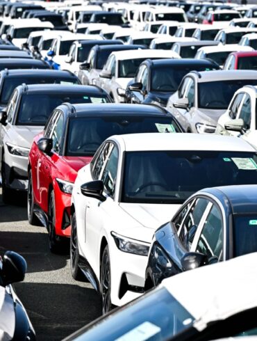 Deutschland exportiert viele Autos in die USA - aber laut Statistischem Bundesamt seit dem Inkrafttreten der höheren Einfuhrzölle mit einem geringeren Wert. (Symbolbild)