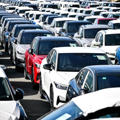 Deutschland exportiert viele Autos in die USA - aber laut Statistischem Bundesamt seit dem Inkrafttreten der höheren Einfuhrzölle mit einem geringeren Wert. (Symbolbild)