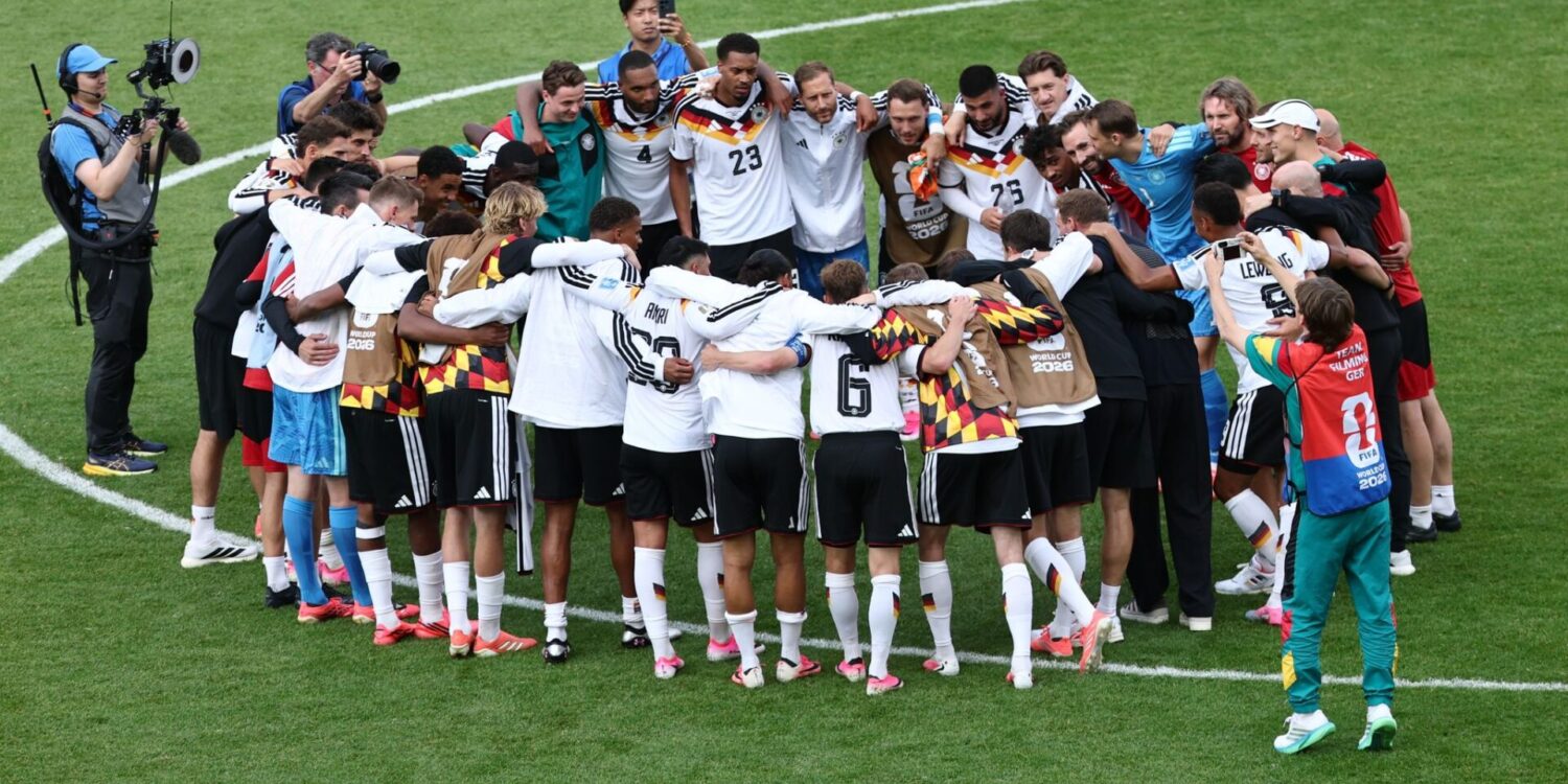 Das DFB-Team feiert den Erfolg in Toronto.