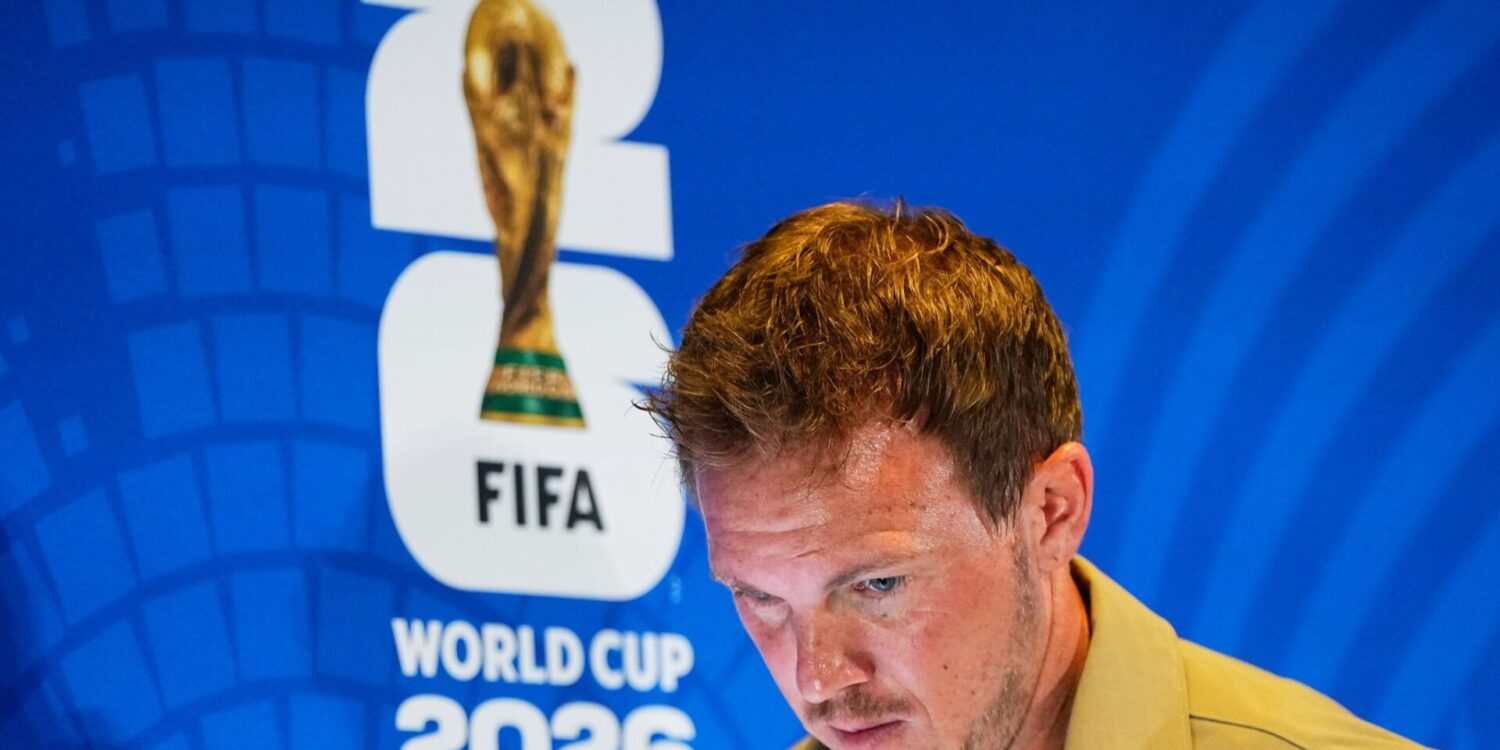 Bundestrainer Julian Nagelsmann verlässt die Pressekonferenz.