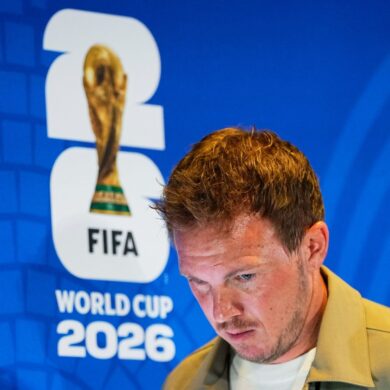 Bundestrainer Julian Nagelsmann verlässt die Pressekonferenz.