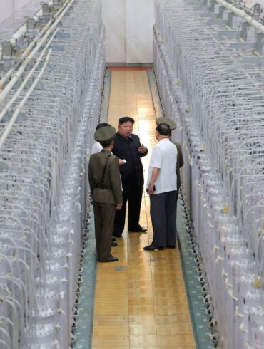 Nordkoreas Machthaber Kim lässt sich gern vor eindrucksvollen Kulissen fotografieren. (Archivfoto)